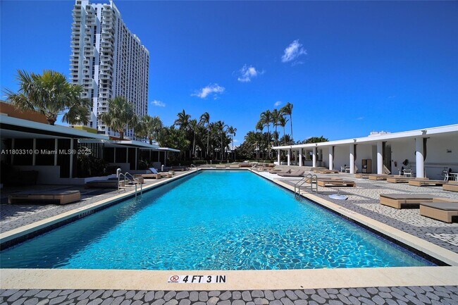 Building Photo - 2020 N Bayshore Dr