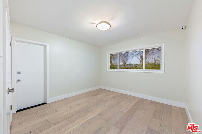 Building Photo - 826 N Tigertail Rd