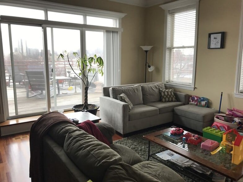 Building Photo - 924 W Cornelia Ave