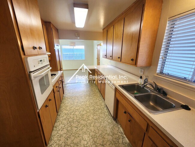 Building Photo - Charming 4bd/2ba Home with Large Backyard