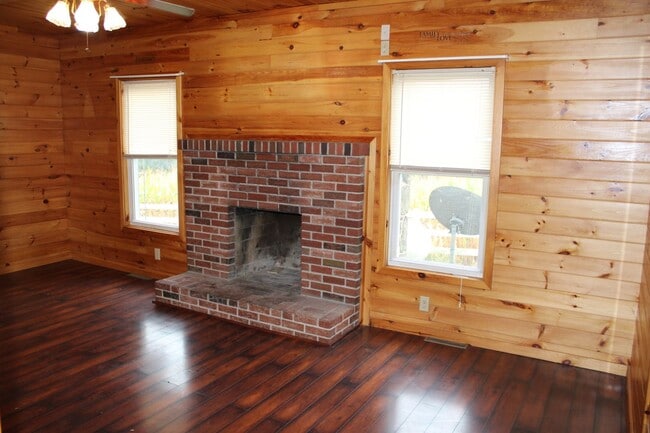 Building Photo - Charming Single Family Home
