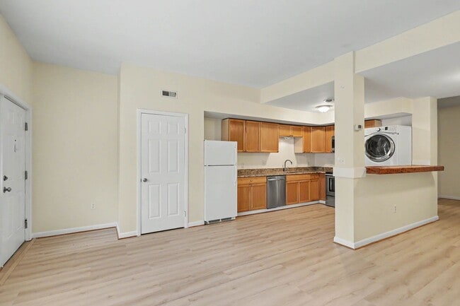 Building Photo - Spacious Studio condo