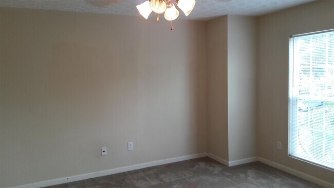 Building Photo - 2437 Piering Dr