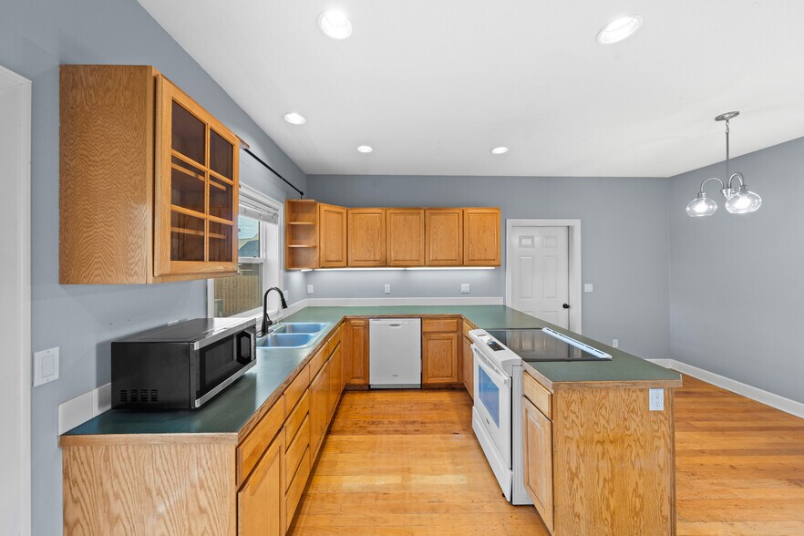 Building Photo - 2275 NE Nuttail Ct