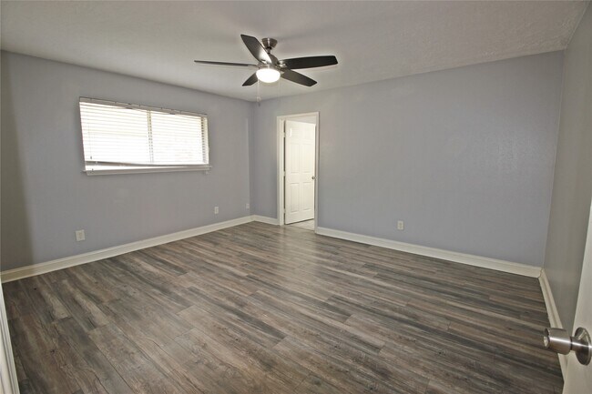 Building Photo - 13111 Sherwood Oaks Dr