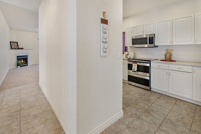 Building Photo - Must see! Spacious 3bd 2bath Ready for Imm...