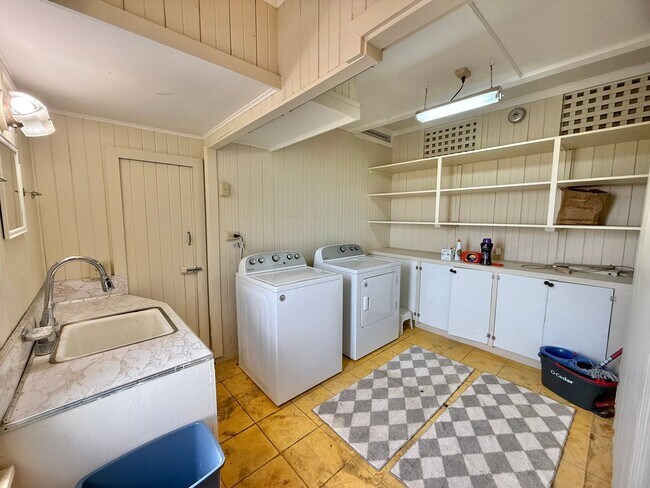 Building Photo - Partially Furnished Spacious 5 Bedroom / 2 Bathroom Home with Ocean View – Sandhills