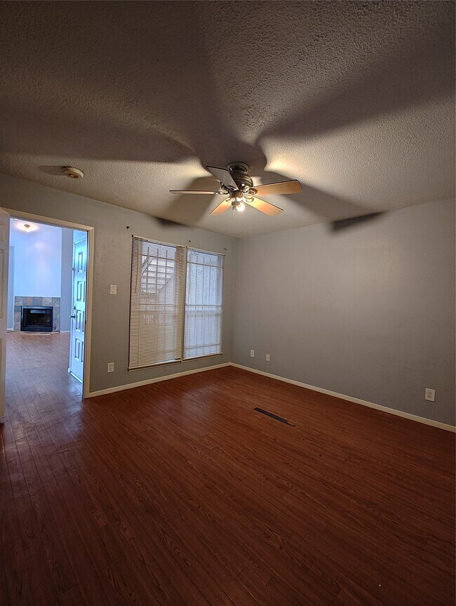 Building Photo - 10855 Meadowglen Ln