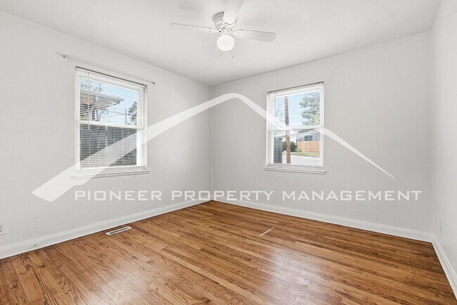 Building Photo - Updated 1/2 Duplex with Washer/Dryer and Fenced Yard