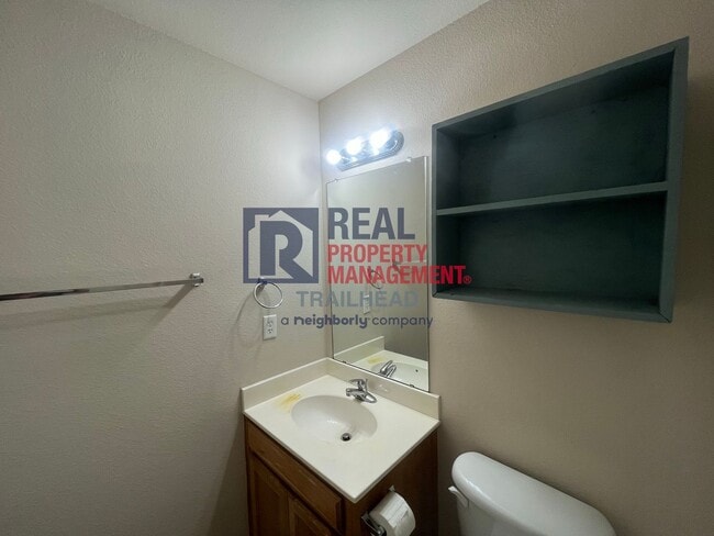 Building Photo - Welcoming - 3 Bed/2 Bath - Move In Ready!