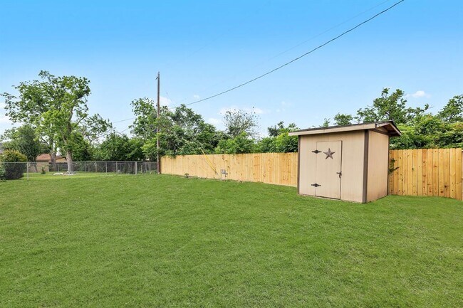 Building Photo - 5429 De Lange Ln
