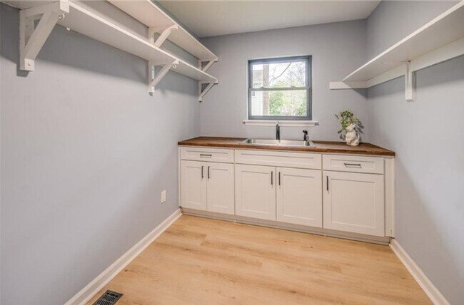 Building Photo - Fully renovated 4BR, 2.5BA home in the highly desired Great Neck Meadows!