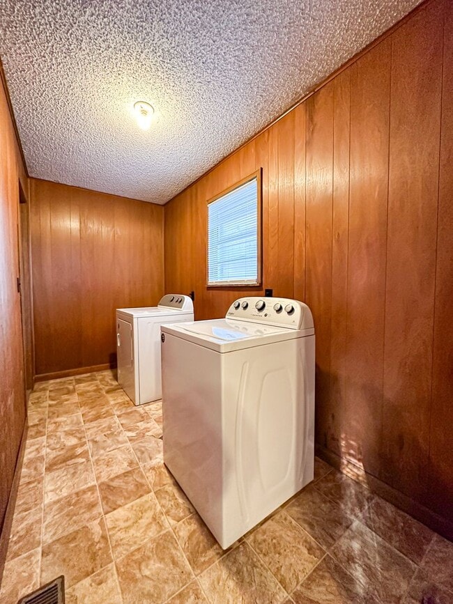 Building Photo - 3 bed/2 bath HOME w/ Garage! NOW LEASING! ...