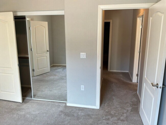 Building Photo - Condo 2 bedroom 2 bathroom Gated Entrance
