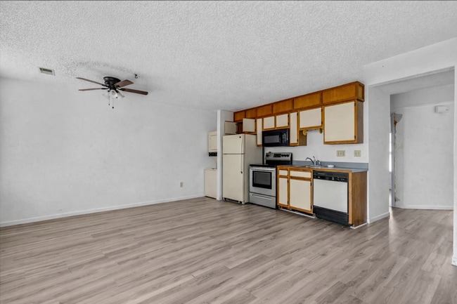 Building Photo - Charming Corner Condo in Fall Creek