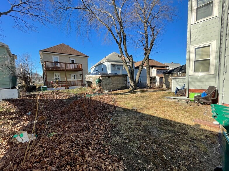 Building Photo - 21 College Ave