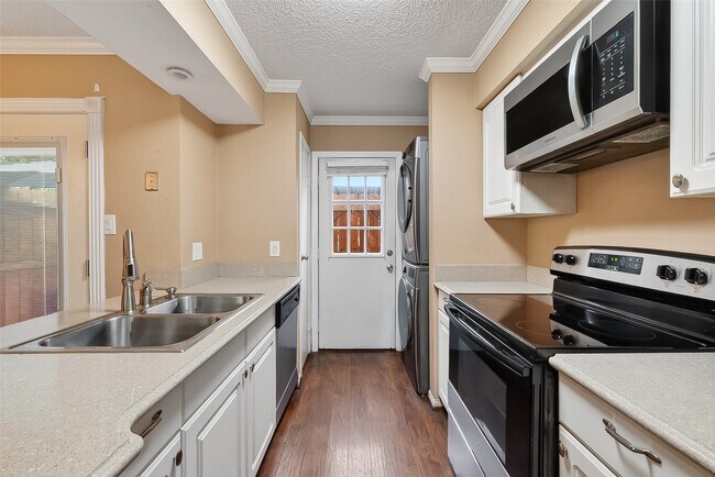 Building Photo - 10615 Briar Forest Dr