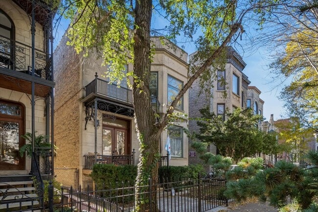 Building Photo - 709 W Roscoe St