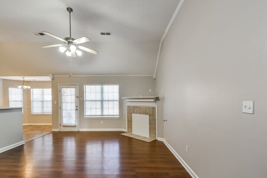 Building Photo - 4074 Ravenwood Dr N