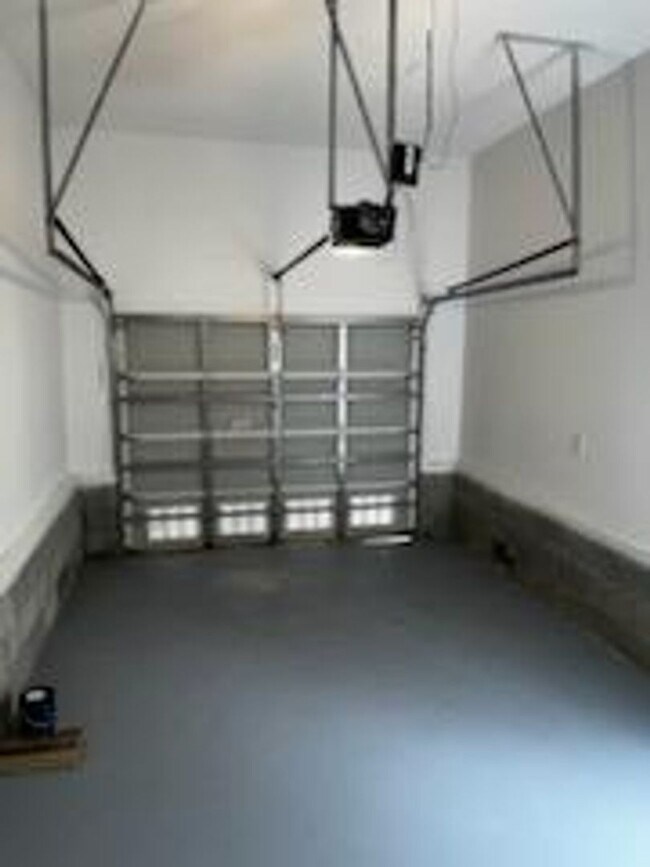 Building Photo - 3 BR Close to Bosch, Downtown, Shopping!
