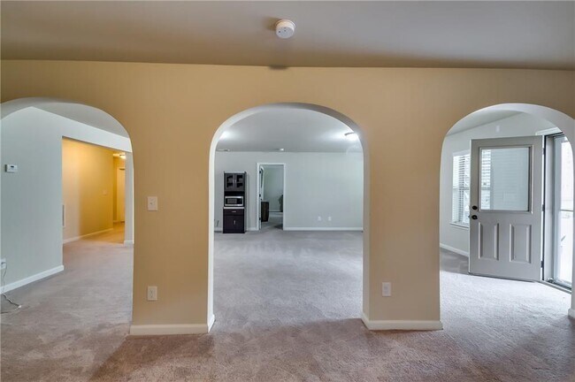 Building Photo - 2216 Golden Eagle Dr