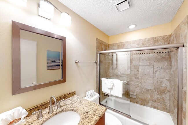 Building Photo - 3601 E Bay Dr