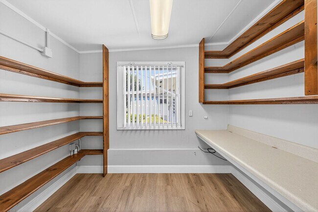 Building Photo - FULLY RENOVATED 2 BEDROOM WITH HUGE BONUS ROOM!