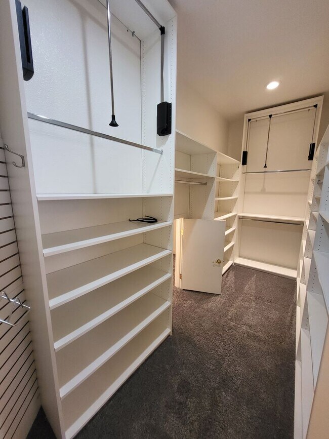 Building Photo - 3300 Dog Leg Dr