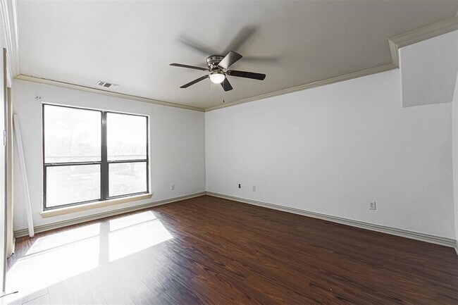 Building Photo - 6203 Oak Bay Dr