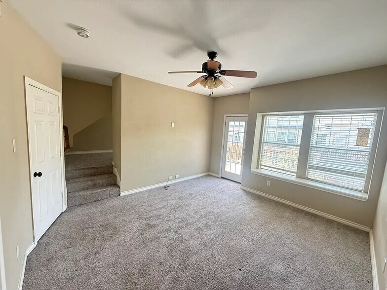 Building Photo - Room in Townhome on Oceanside Dr