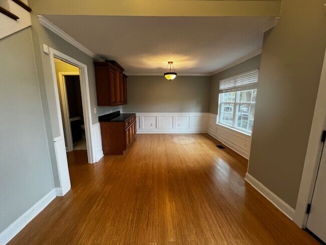 Building Photo - Beautiful 4 bedroom 2.5 bath home with lawncare, internet and security system included in rent