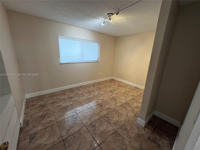 Building Photo - 1075 NE Miami Gardens Dr