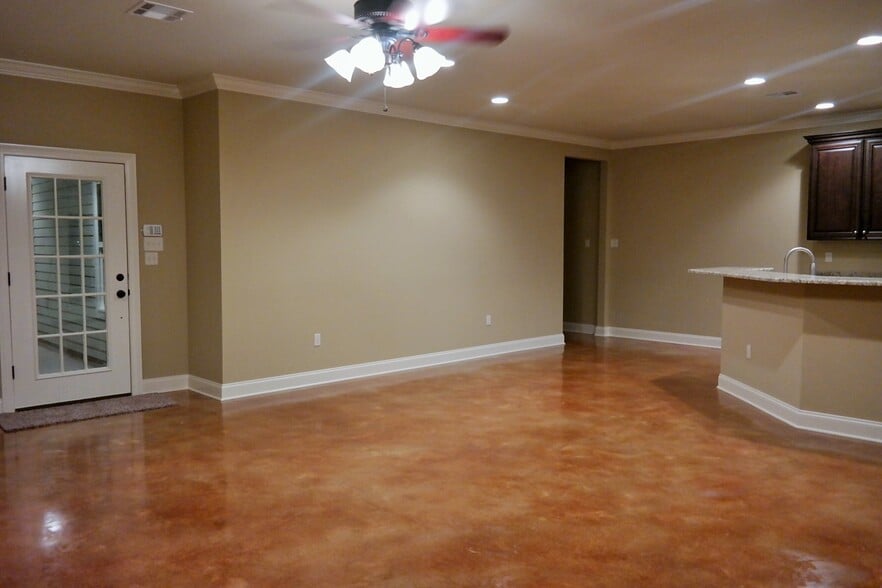 Building Photo - 206 Omega St