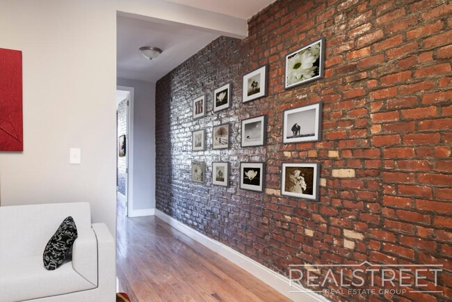 Building Photo - 2 Bedroom Apartment in Crown heights with ...