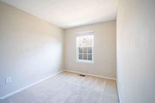 Building Photo - Great 3 BD 3.5 BA Townhome in a great location!