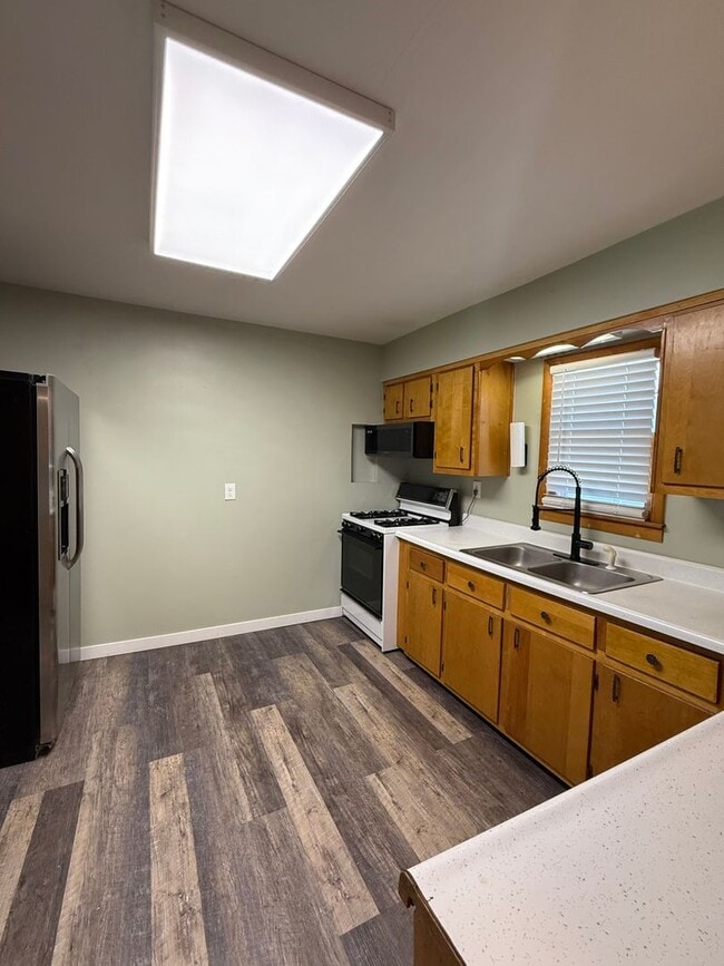 Building Photo - 2 bedroom 2 bathroom