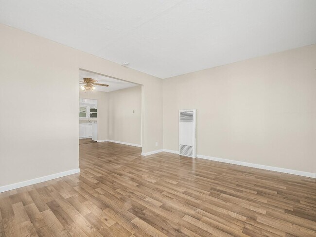 Building Photo - 2140 E Floradora Ave