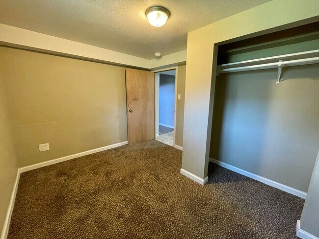 Building Photo - AVAILABLE NOW!! Move-In Special! Half Off ...