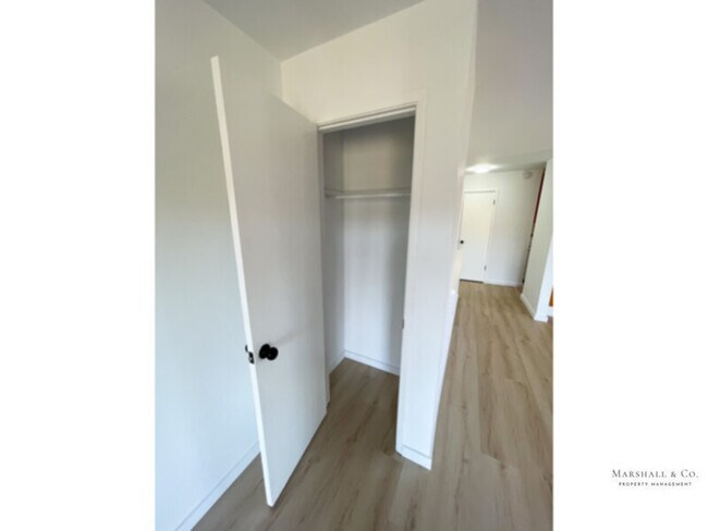 Building Photo - NEW PRICE!!! NEW FLOORS!!! TIBURON 2br/1.5...