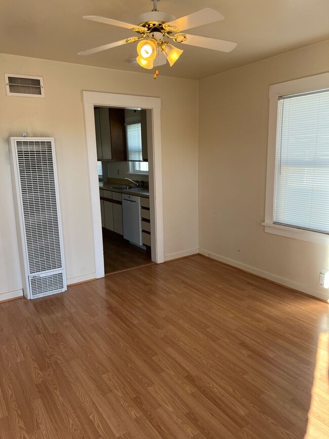 Building Photo - COMING-SOON - $1695.00 - Fenced Yard - Lam...