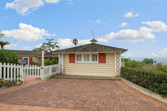 Building Photo - 1850 Castellana Rd