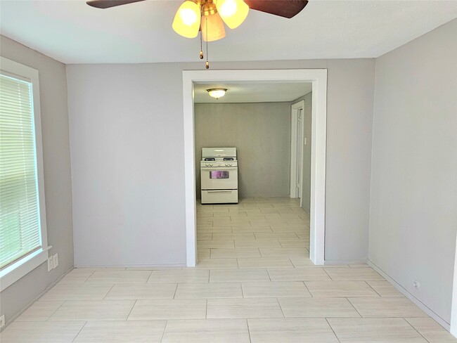 Building Photo - 217 Cockerel St