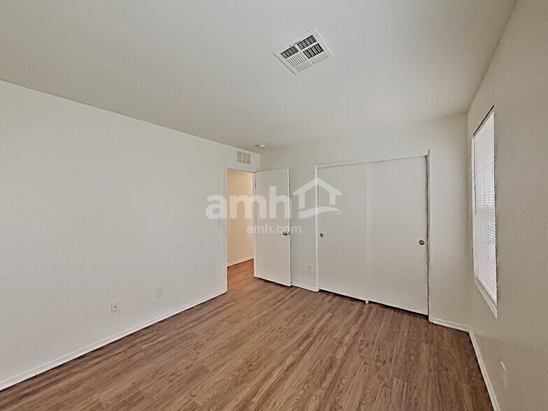 Building Photo - 1025 Maple Pines Ave