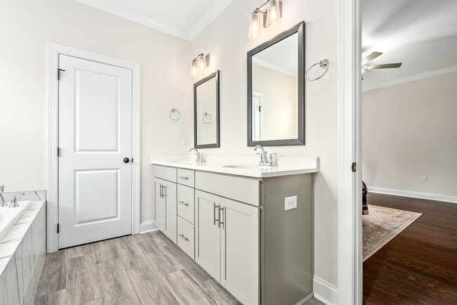 Building Photo - 826 Clear Spring Dr