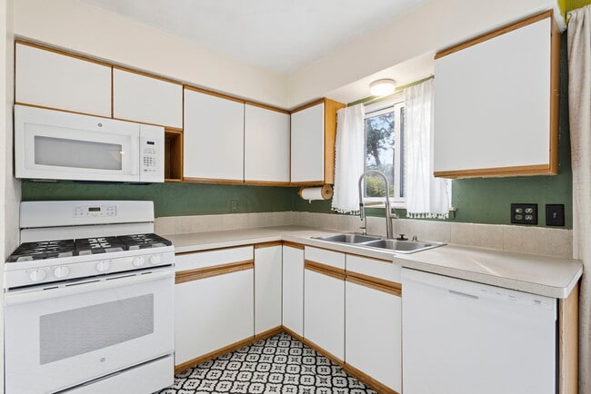 Building Photo - 560 S Ann Arbor St