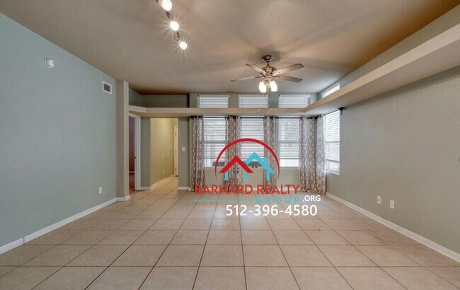 Building Photo - APPLICATION PENDING: 3 bed/2 Bath in Desir...