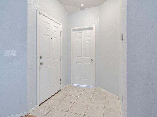 Building Photo - 904 SW Green World St