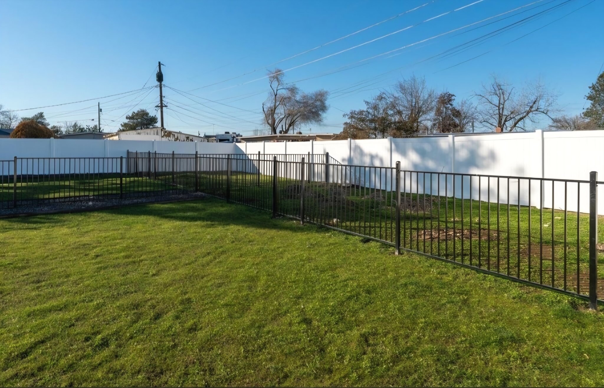 Building Photo - 604 W Crest Dr