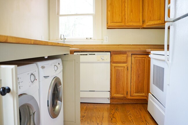 Building Photo - FREE PARKING! Spacious Nob Hill Historic Property with a Fireplace & Vintage Details!