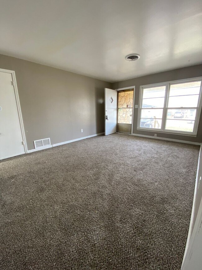 Building Photo - 4 Bedroom House Available now in Midwest City